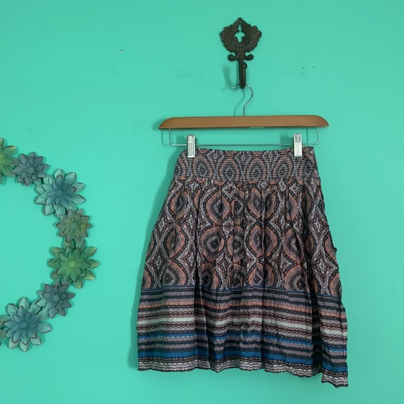 Elastic waist midi skirt. Lined with pockets. - Picture 2 of 5